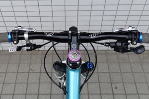 変速は右手のみ、ドロッパーポストの操作は左手のみというセット