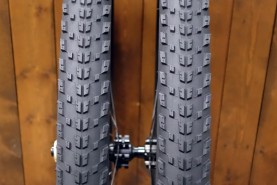 クロスカントリー向けに新設計されたCROSSRIDE PULSEタイヤ（27.5x2.1 TLR）