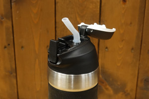 ワンタッチで水が飛び散らずにストローが登場！