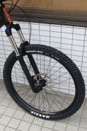 140㎜トラベルフォークとチューブレスレディのタイヤ＆ホイール