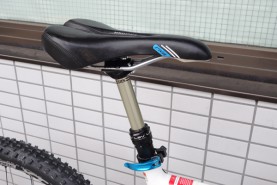 ドロッパーシートポストの採用。