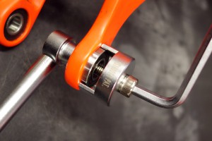 カートリッジベアリングの交換。