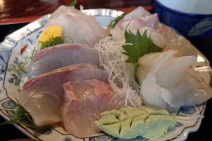 逗子の地魚刺身盛り合わせ、超美味！