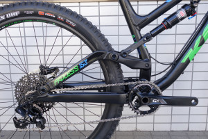 駆動系はSRAMのGX、リアユニットはRockShoxのMonarch RT