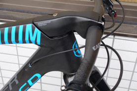 フレームと一体になった IST INTEGRATED STEM：トップチューブにハンドルが当たらないよう、 ある程度ハンドルを切ったところでストッパーが働きます。