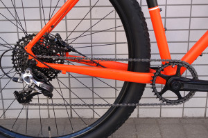 RacefaceのAeffectクランクセットとSRAM Rivalの1x11ドライブシステム。