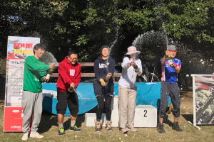 各カテゴリーの勝者によるシャンパンファイト！