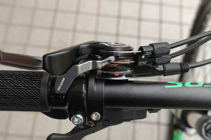 サスのセッティングを瞬時に変更出来るTWINLOC-1Rレバー