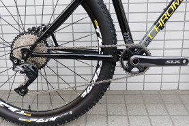 駆動系は必要十分な性能を持つシマノのM7000 1X11をチョイス。